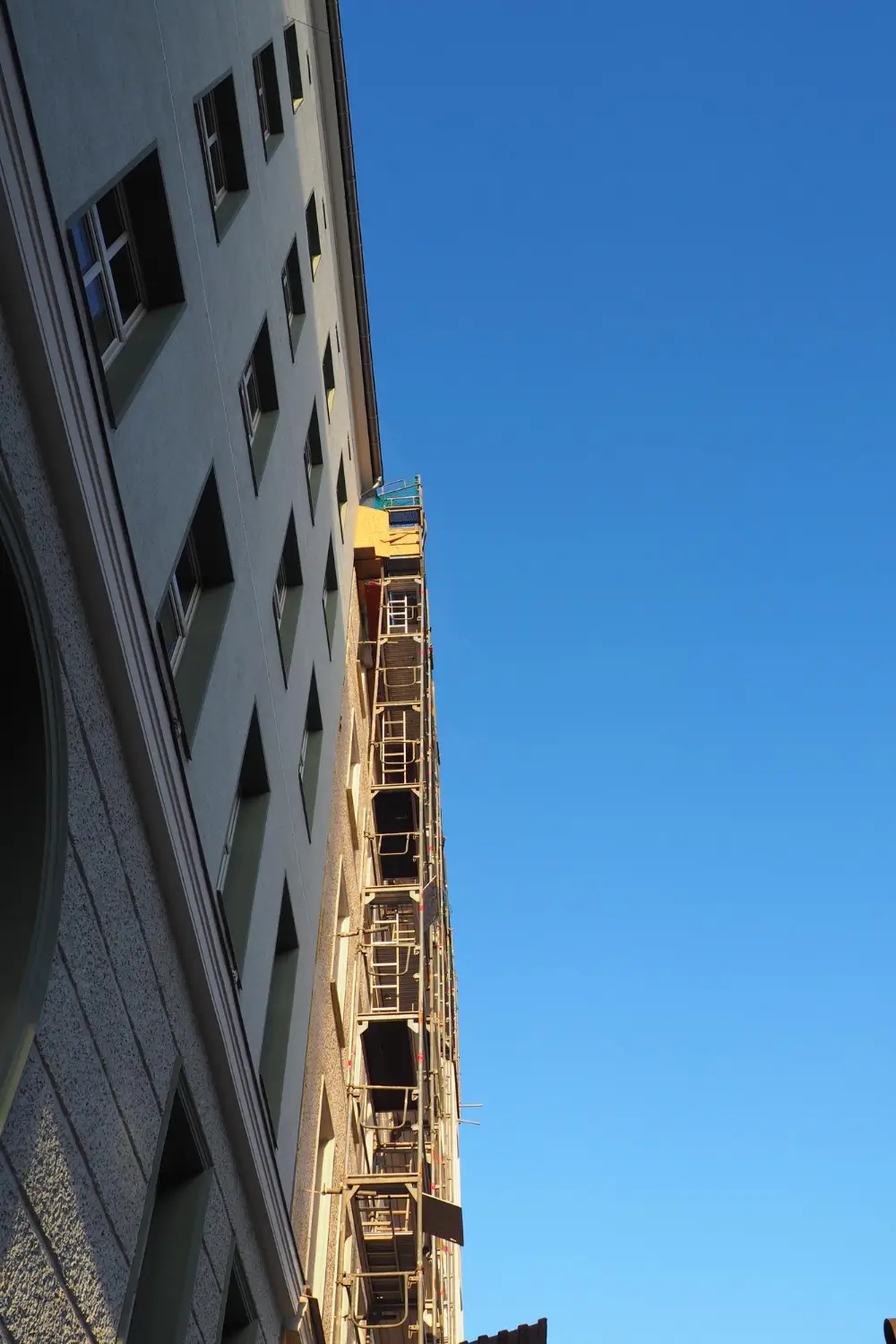 Rifacimento facciata condominiale a Roma con ripristino intonaci e superfici esterne